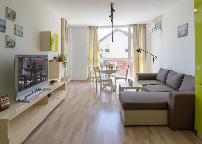 Sunny Flat With Pool *