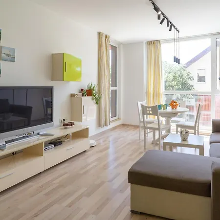 Apartment Sunny Flat With Pool *