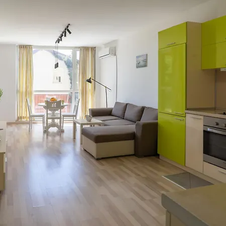 Apartment Sunny Flat With Pool *