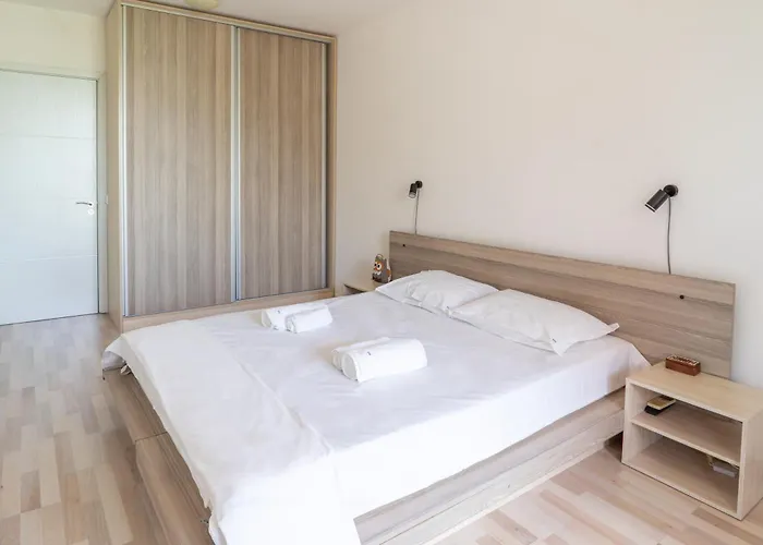 Sunny Flat With Pool Apartment *